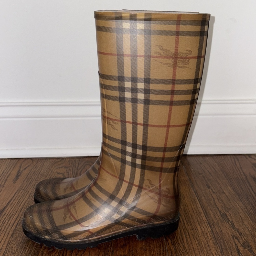 Burberry women’s Rainboots. - Picture 3 of 5